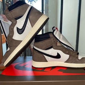 Jordan 1 Travis ScottUA size 9.5